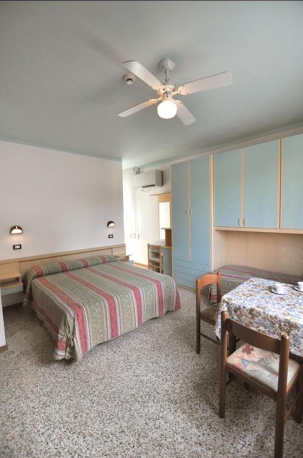 Hotel Residence Villa Lily Чезенатико Екстериор снимка